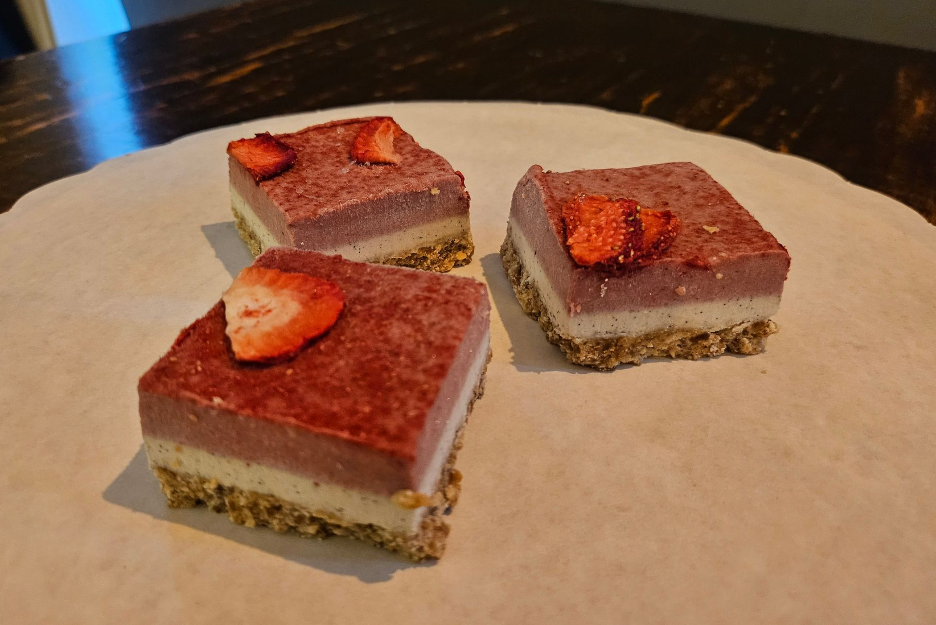 Drie vierkante, gelaagde repen, bedekt met plakjes gedroogde aardbei.