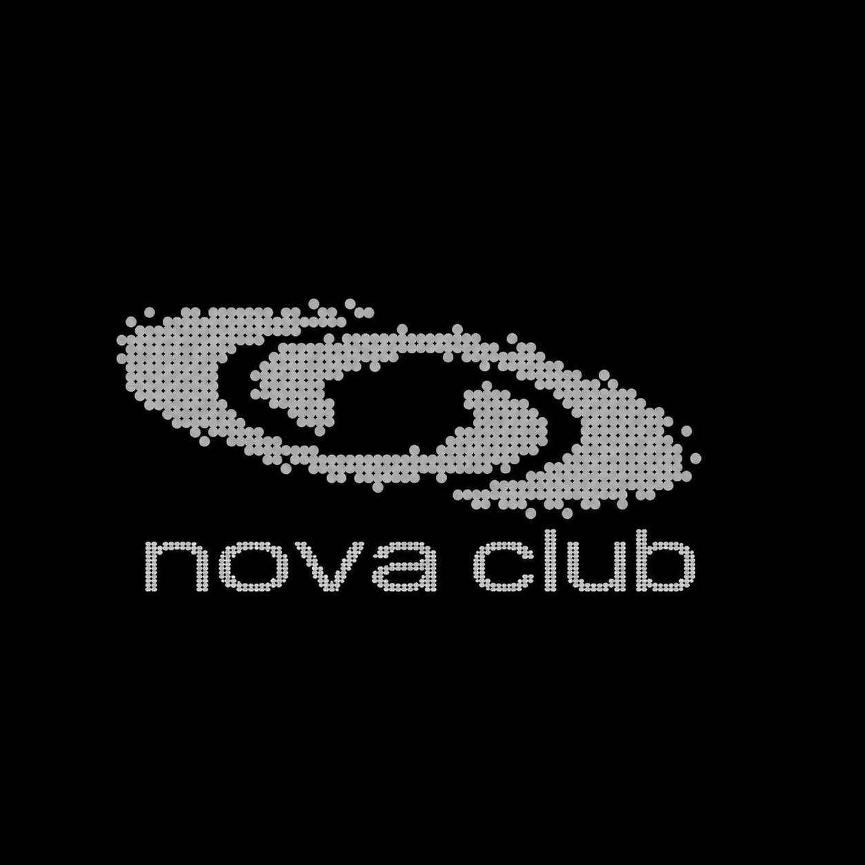 Logo bianco del “nova club” con emblema circolare astratto su sfondo nero.