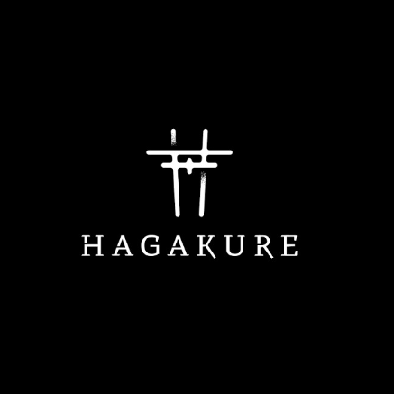 Scritta bianca “HAGAKURE” con un simbolo kanji stilizzato bianco su sfondo nero.