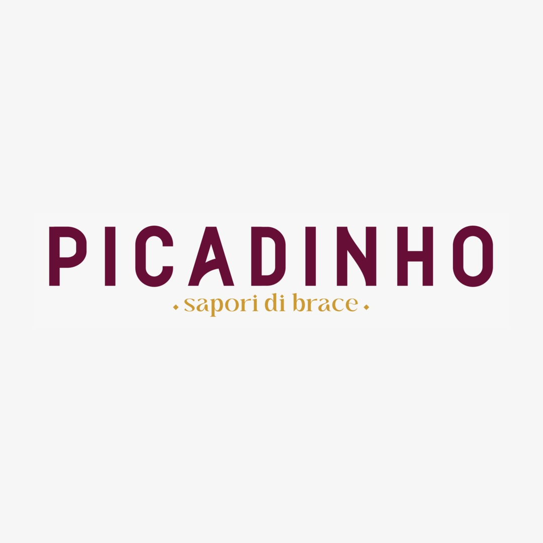 Logo PICADINHO in bordeaux con la piccola scritta dorata “sapori di brace” su sfondo bianco.