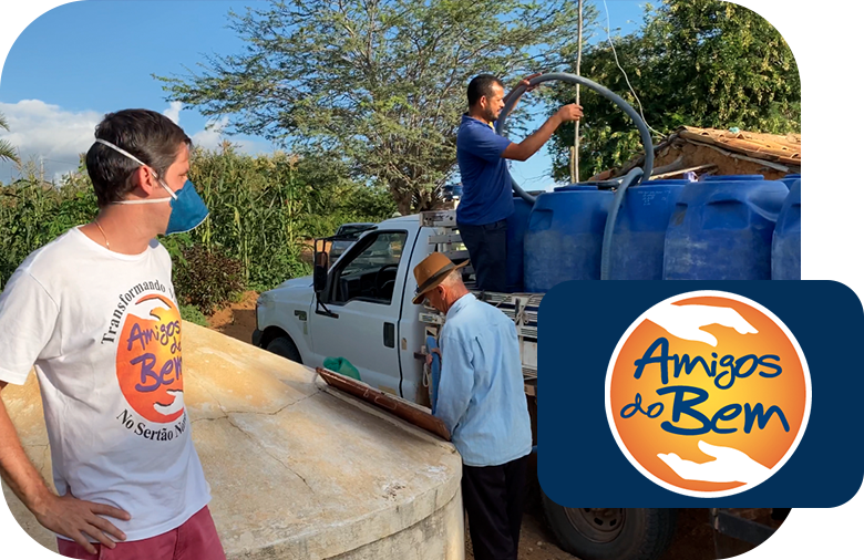 Tres hombres trabajando con un camión con barriles. Al lado, el logo del proyecto Amigos do Bem, azul, naranja y blanco.