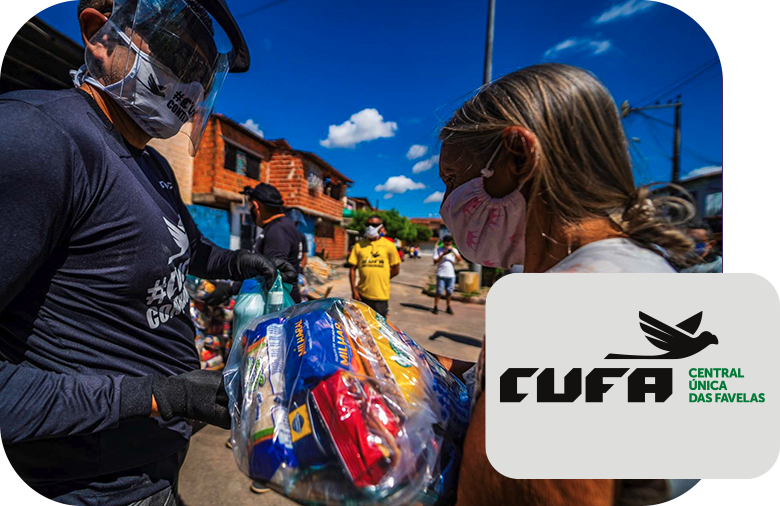 Um grupo de membros da Central Única das Favelas distribuindo alimentos em uma comunidade.