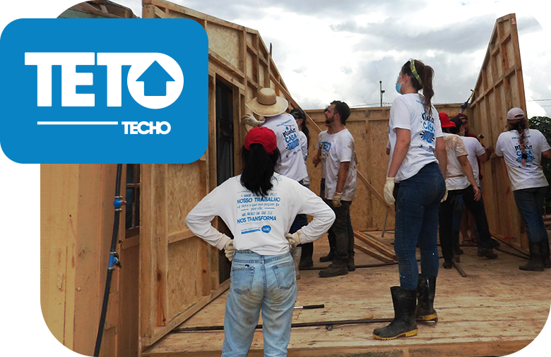 Personas con camiseta blanca y pantalón azul en una obra. Al lado, el logo azul y blanco de la Organización TETO.