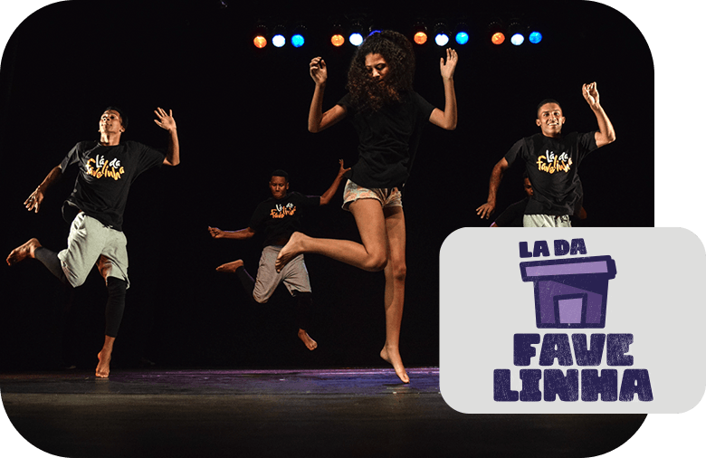 Cuatro personas bailando en un escenario. A la derecha, el logo blanco y púrpura del proyecto Lá da Favelinha.