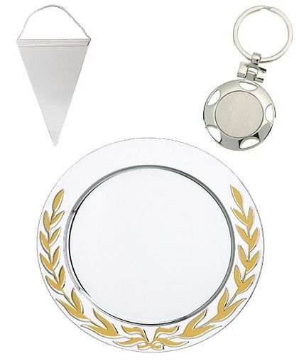 Zilveren metalen gedenkset voor huisdieren: kegelvormige hanger, sleutelhanger en lauwerkransbedeltje.