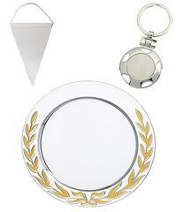 Zilveren metalen gedenkset voor huisdieren: kegelvormige hanger, sleutelhanger en lauwerkransbedeltje.