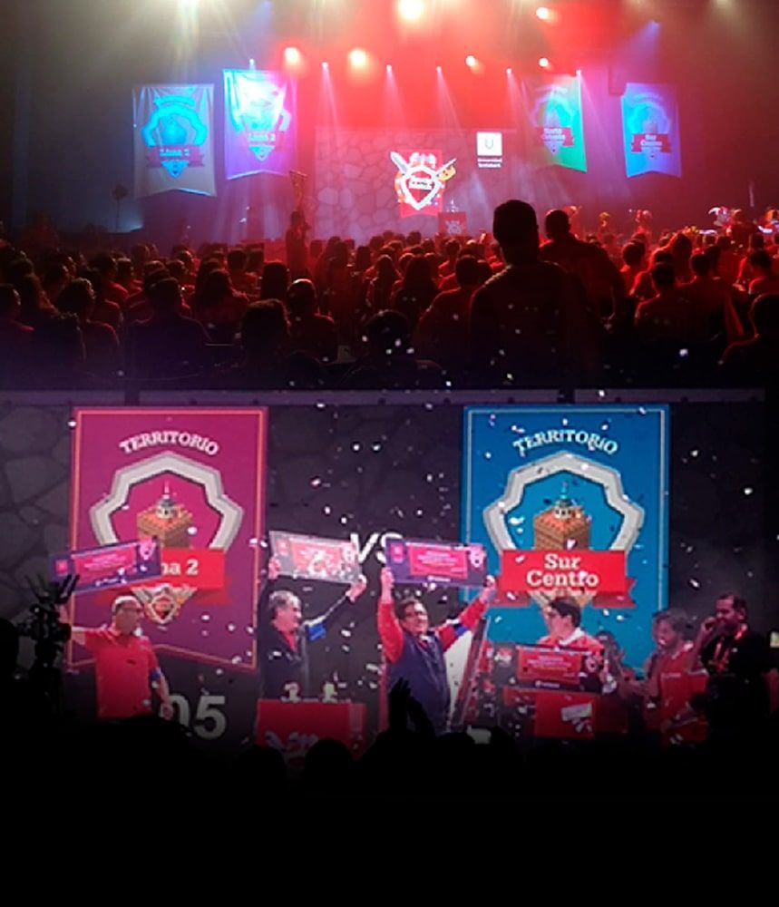 Un grupo de personas paradas frente a un cartel que dice territorio.
