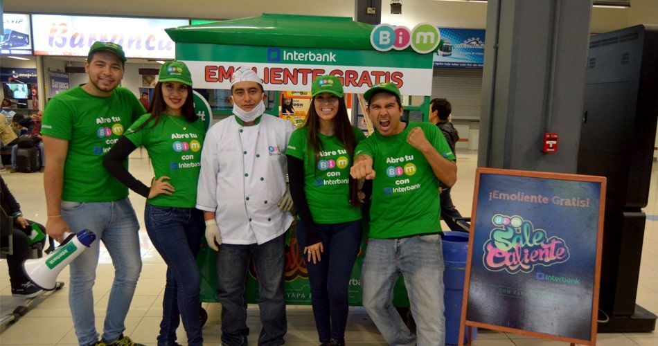 Un grupo de personas con camisetas verdes posan para una fotografía.