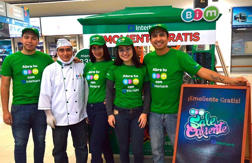 Un grupo de personas con camisetas verdes posan para una foto.