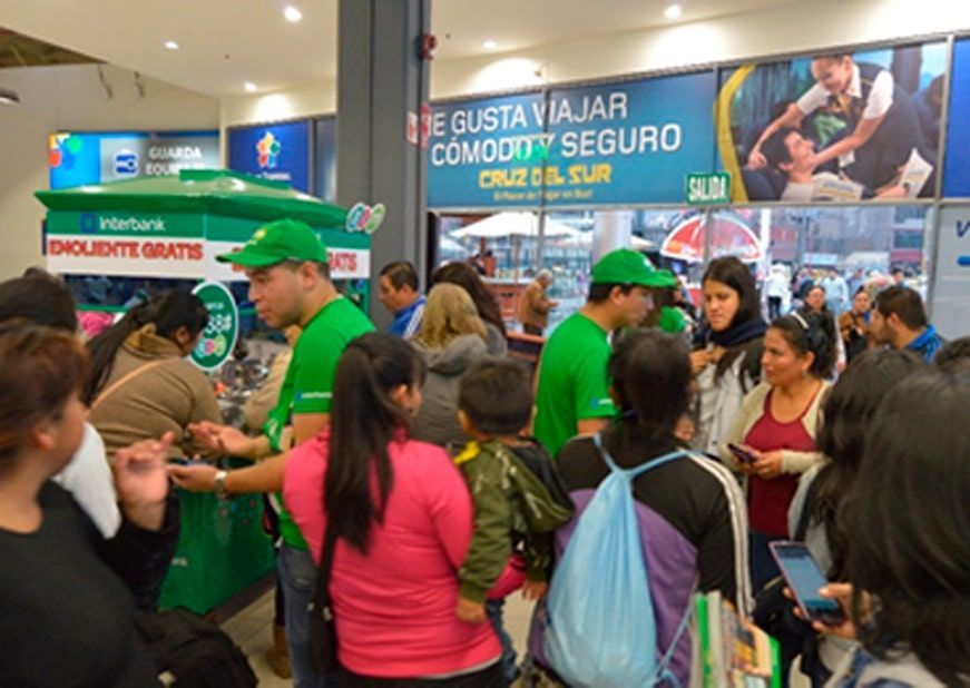 Un grupo de personas se encuentra frente a un cartel que dice me gusta viajar comodo y seguro.