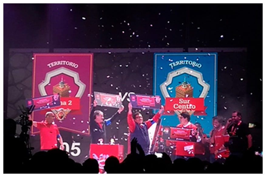 Un grupo de personas paradas en un escenario con carteles que dicen territorio.