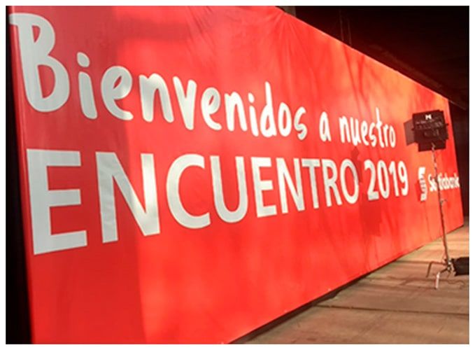 A red sign that says bienvenidos a nuestro encuentro 2019