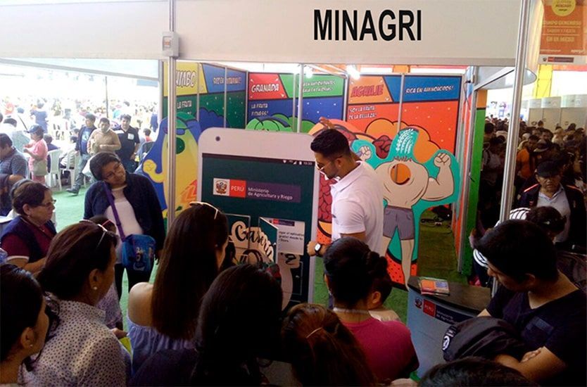 Un hombre está parado frente a un cartel que dice Minagri.