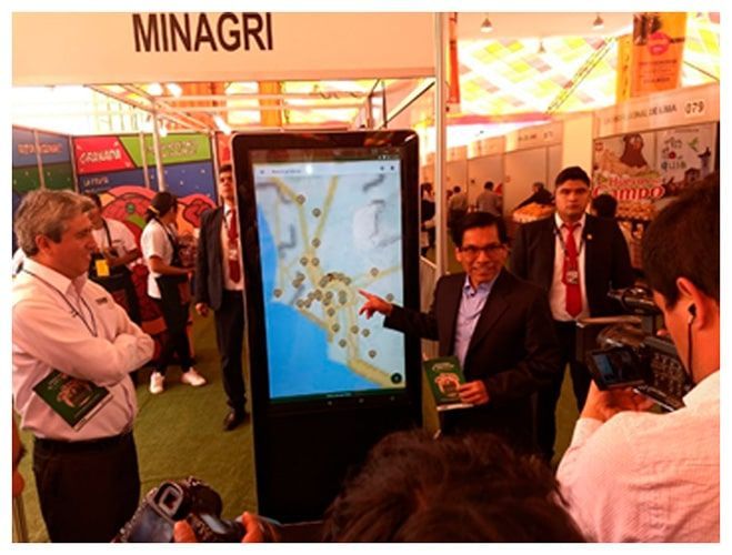 Un hombre señala un mapa frente a un cartel que dice Minagri.