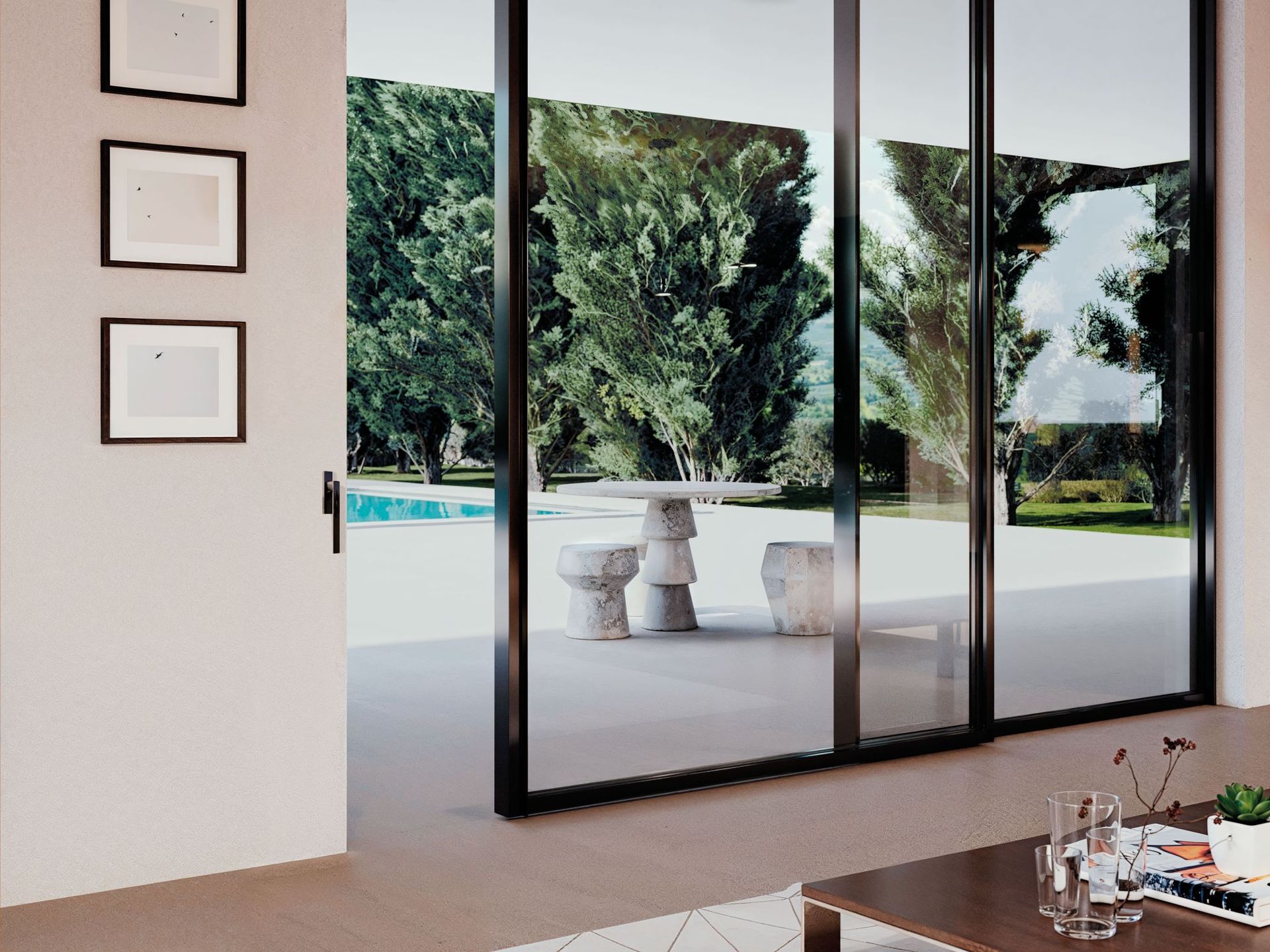 Soggiorno con grandi porte scorrevoli in vetro che si aprono su un patio con tavolo, sedie e verde.