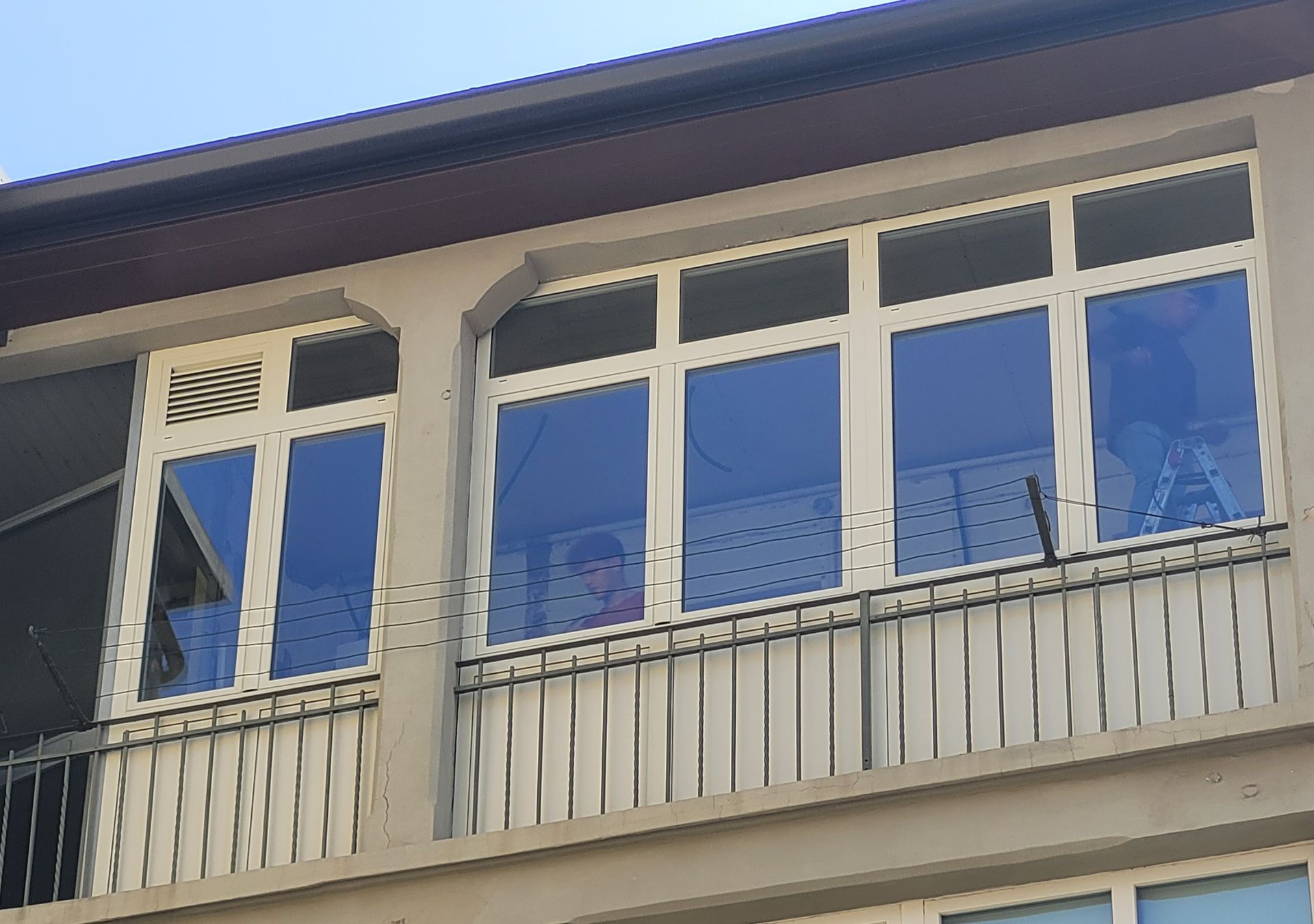 Un edificio con un balcone e molte finestre