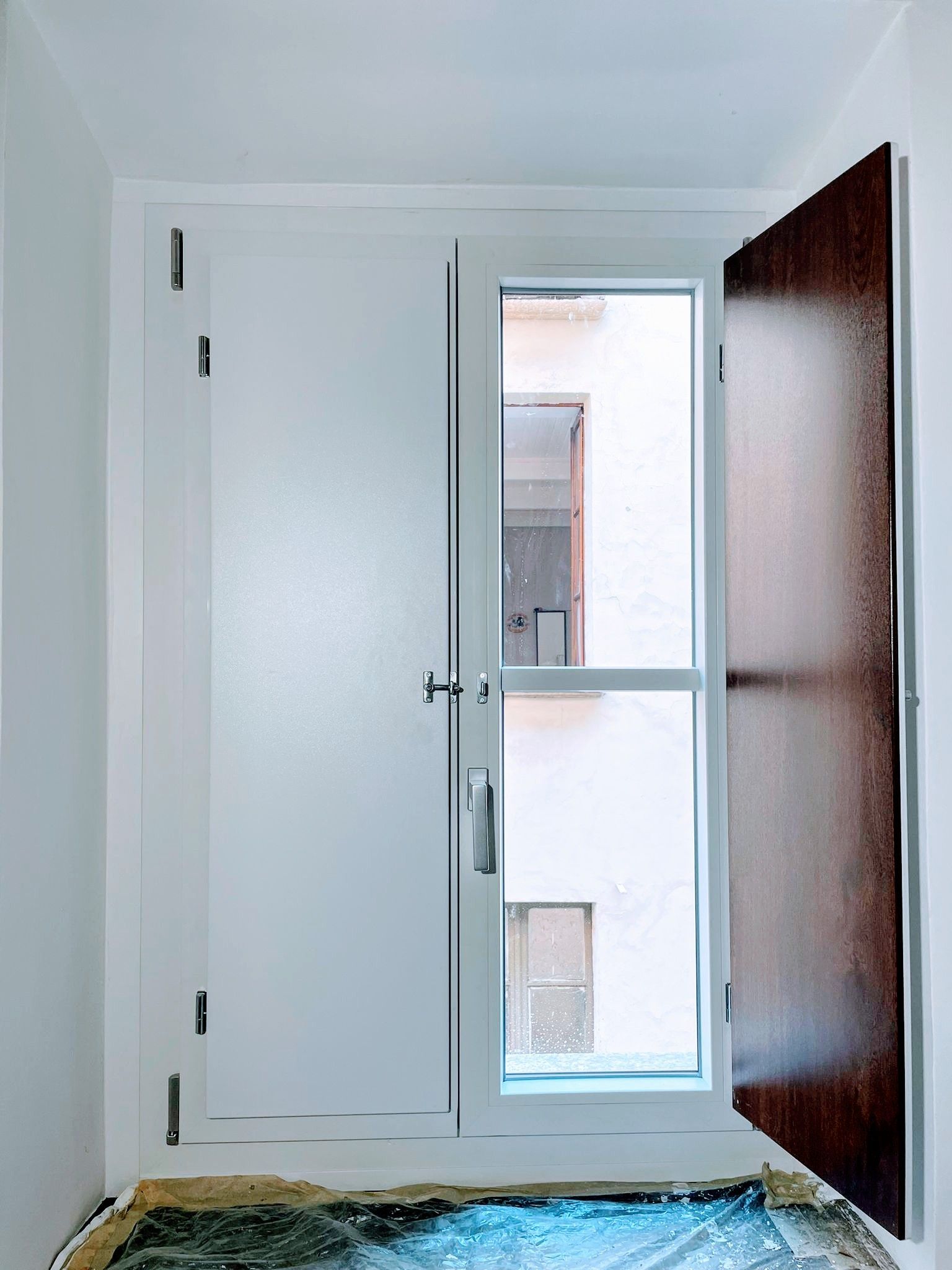 Una stanza con una porta aperta e una finestra