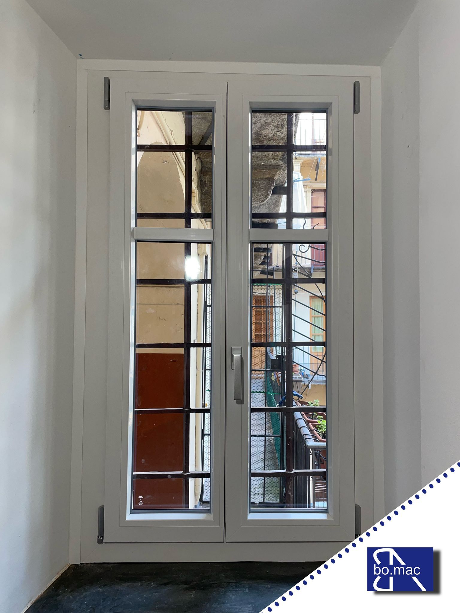 Un'immagine di una porta con la lettera n sopra