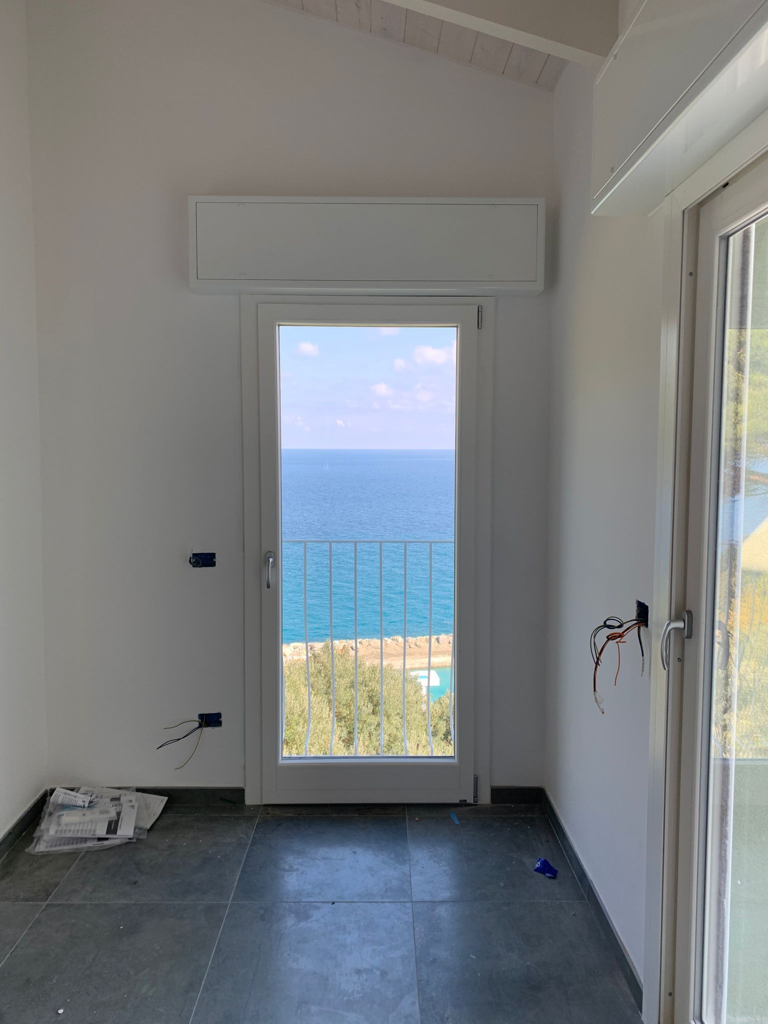Una stanza con una grande finestra e vista sull'oceano
