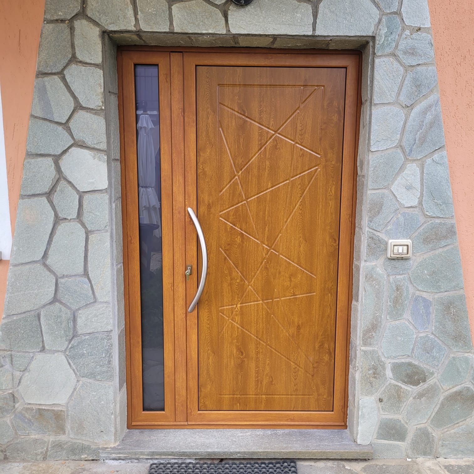 Una porta di legno con un muro di pietra dietro