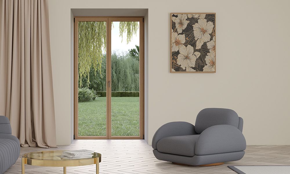 Un soggiorno con una sedia, un tavolino da caffè e un quadro sul muro.