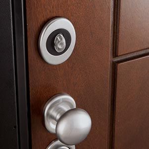 Primo piano della maniglia di una porta di legno.