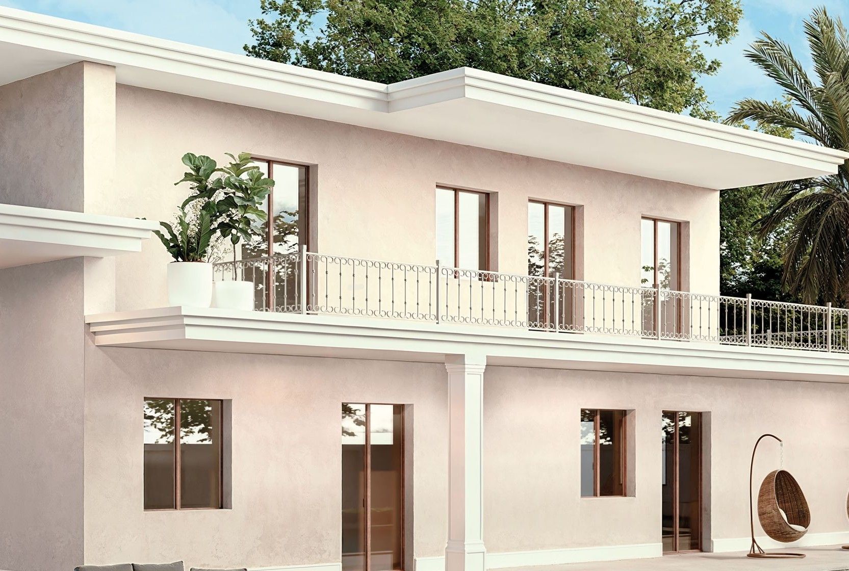 Edificio a due piani con balcone, pareti in stucco beige, infissi marroni e una sedia sospesa.