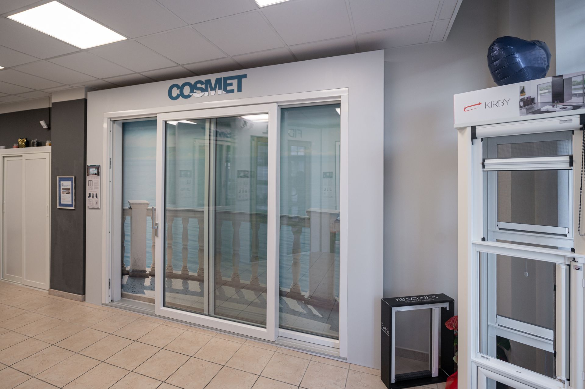 Una stanza con un cartello che dice 