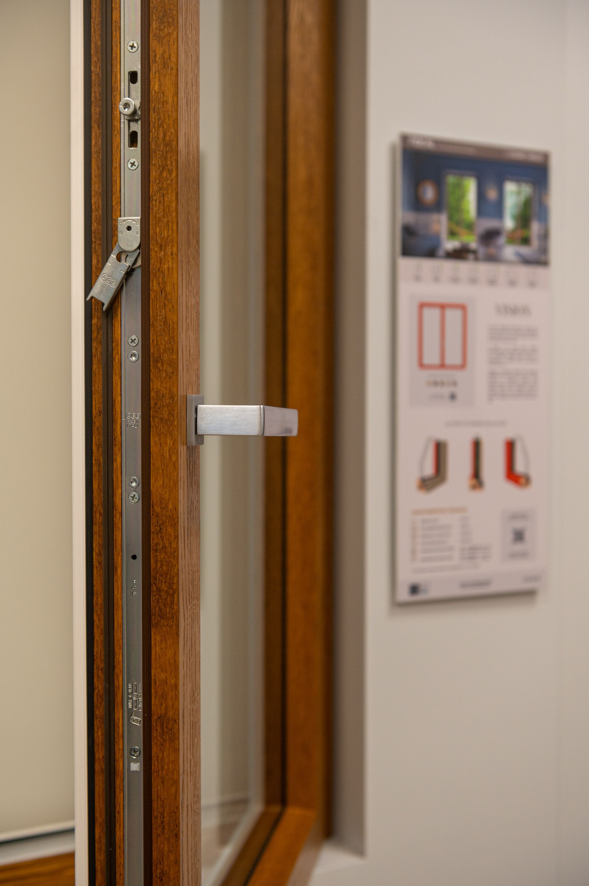 Primo piano di una porta di legno con maniglia di metallo.