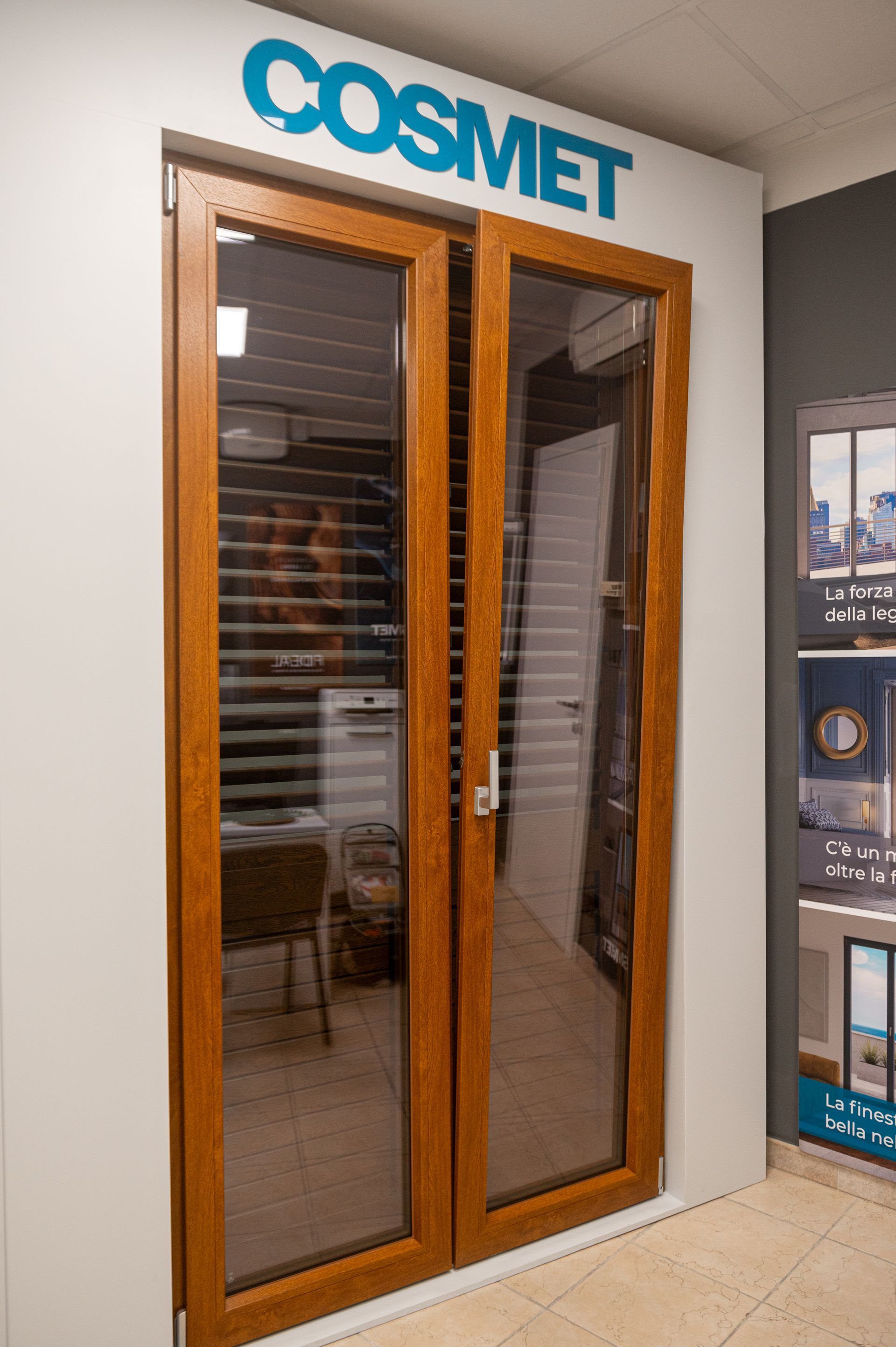 Una porta con un cartello sopra che dice 