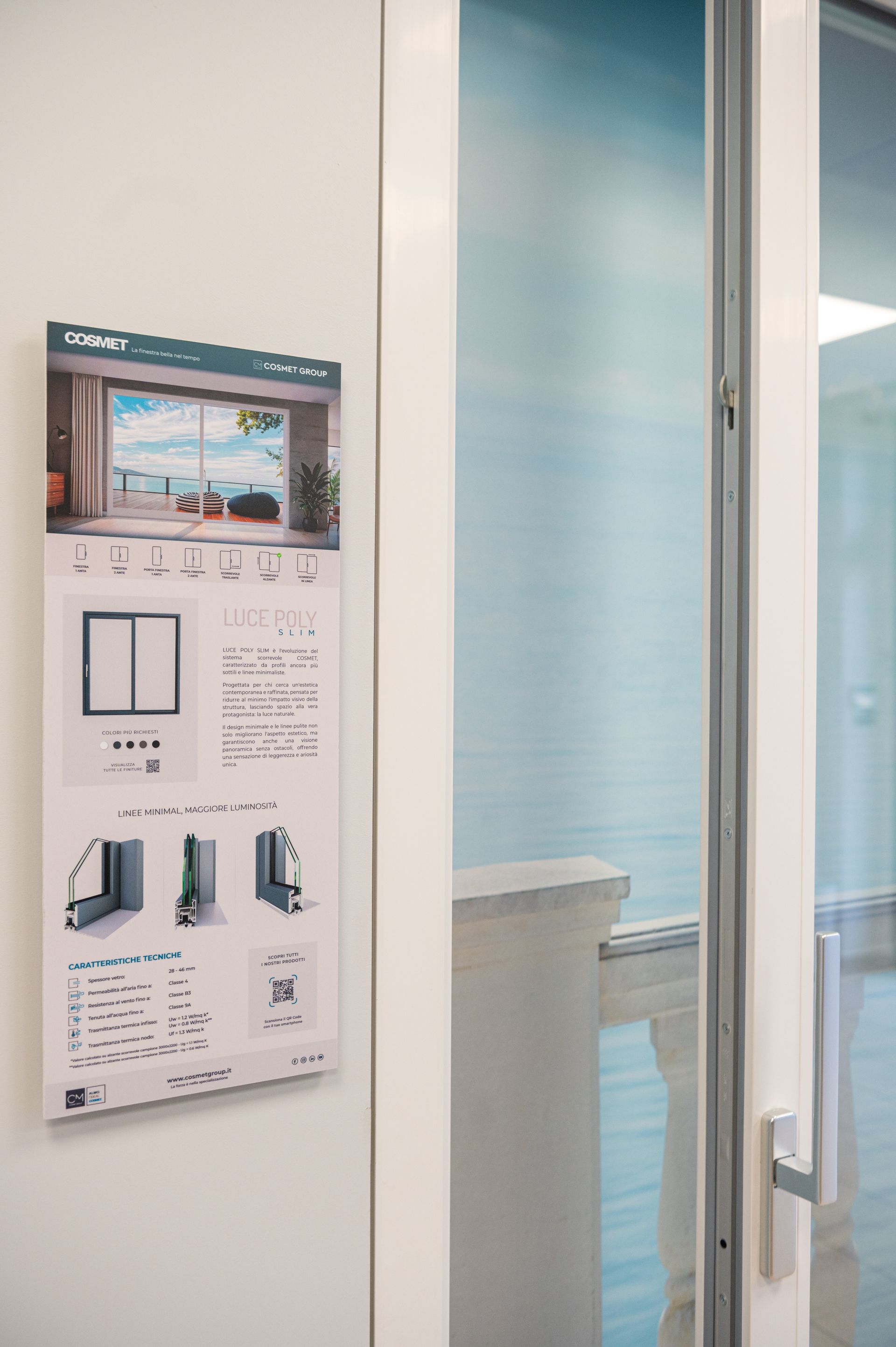 Un poster è appeso su una parete accanto a una porta.