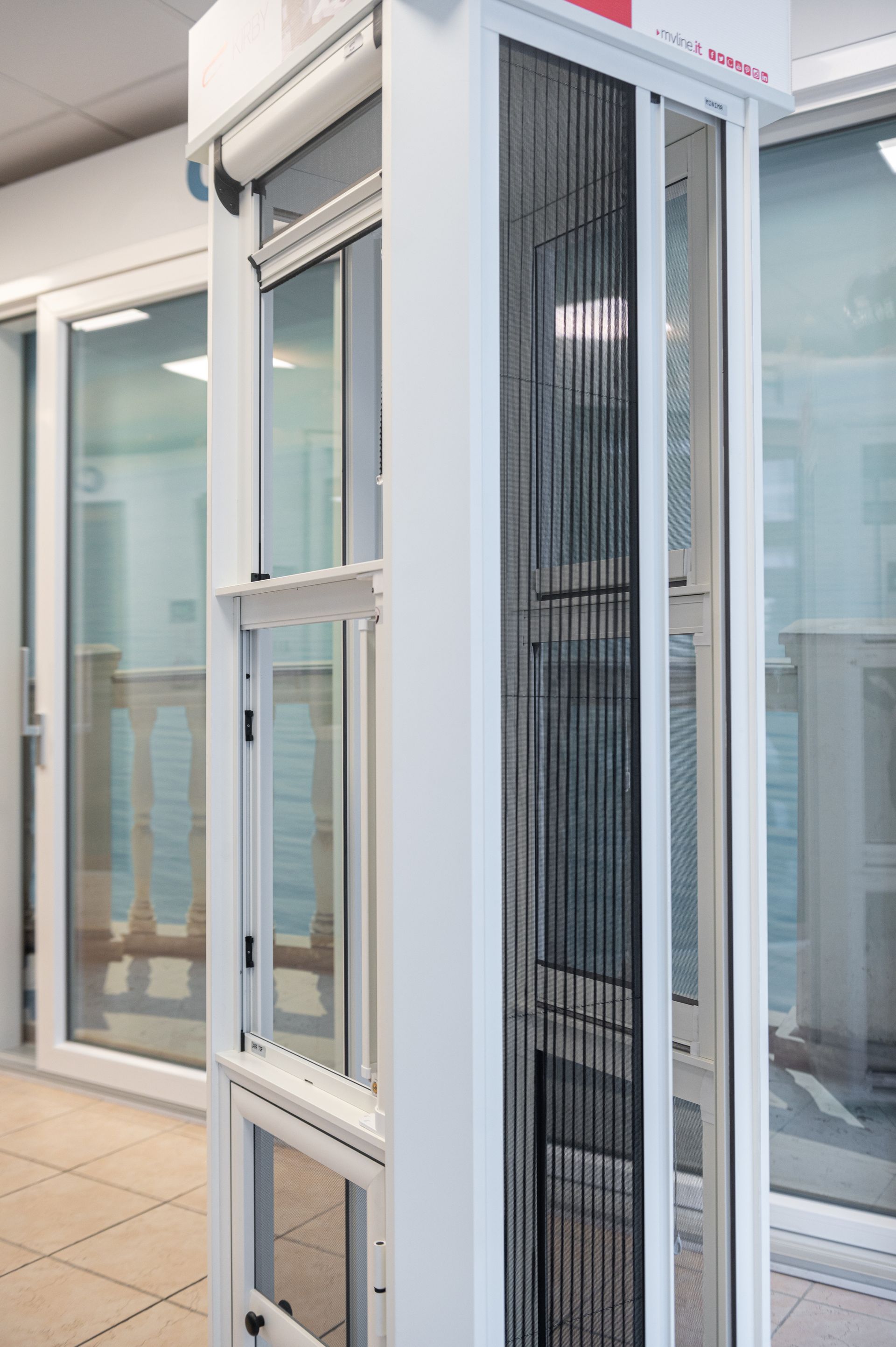 Un primo piano di una finestra con una zanzariera.