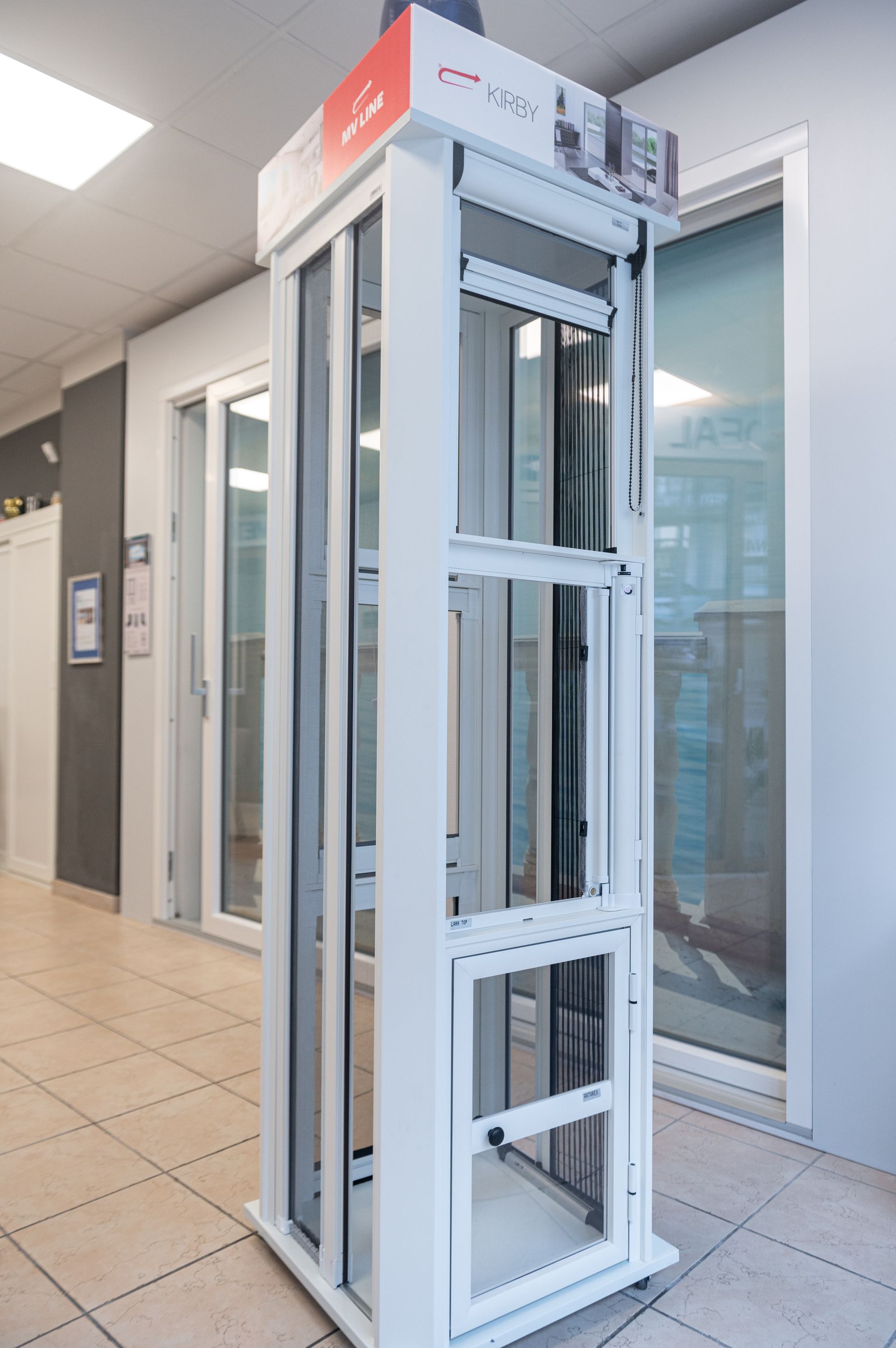 Un'esposizione di porte scorrevoli in vetro in un negozio.