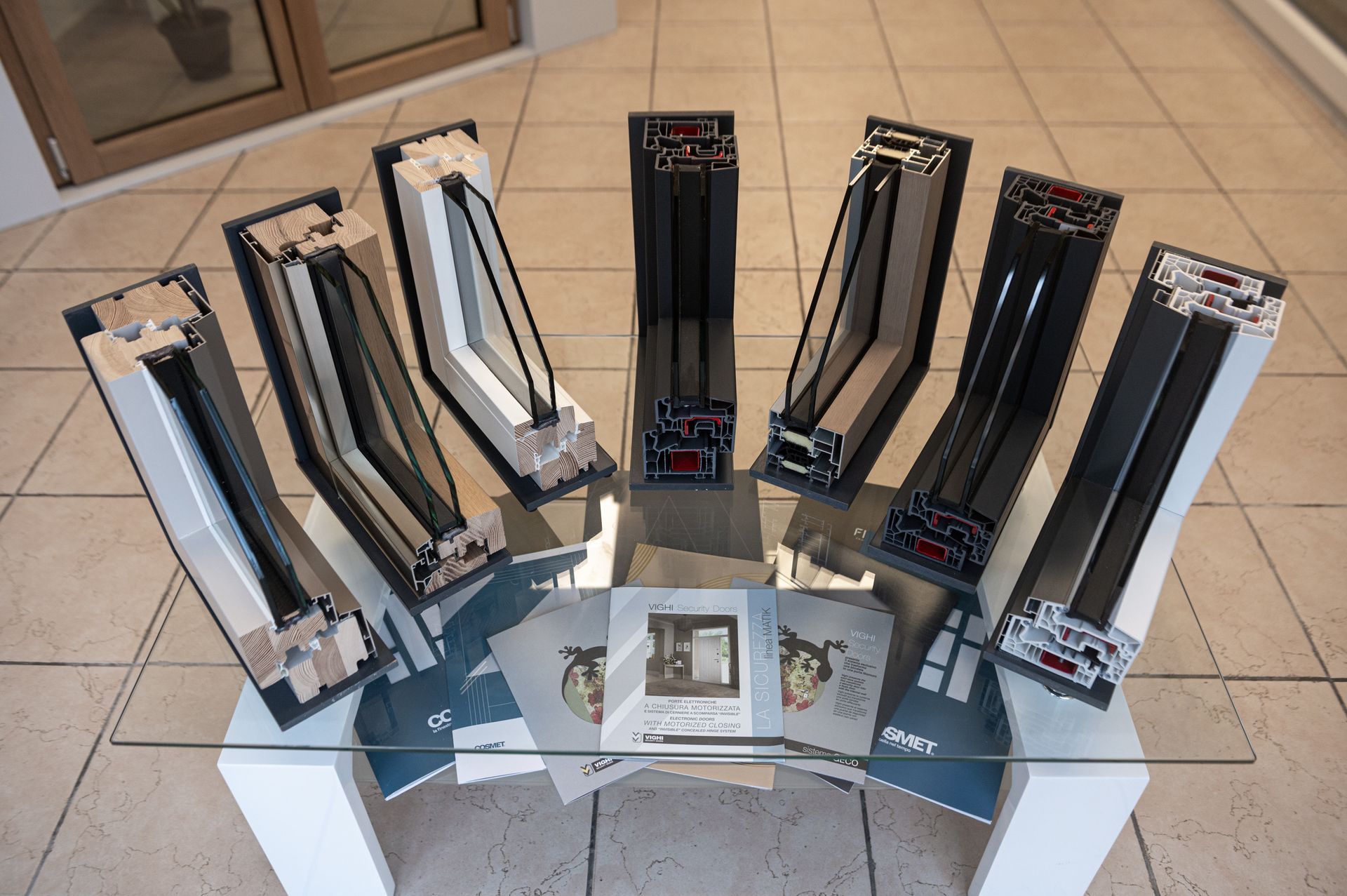 Un tavolo di vetro con un mucchio di finestre sopra