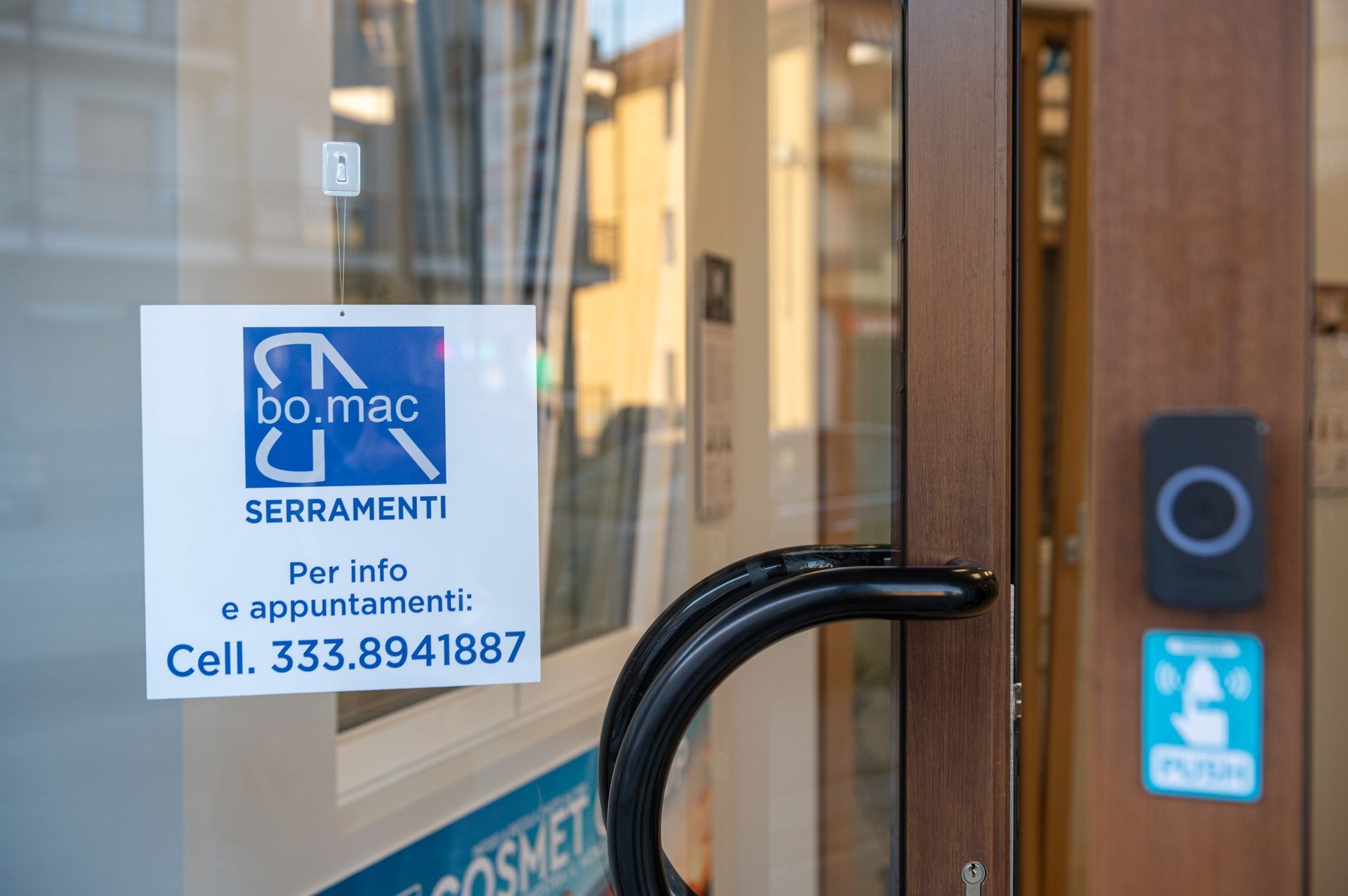 Una porta con un cartello che dice homac serramenti