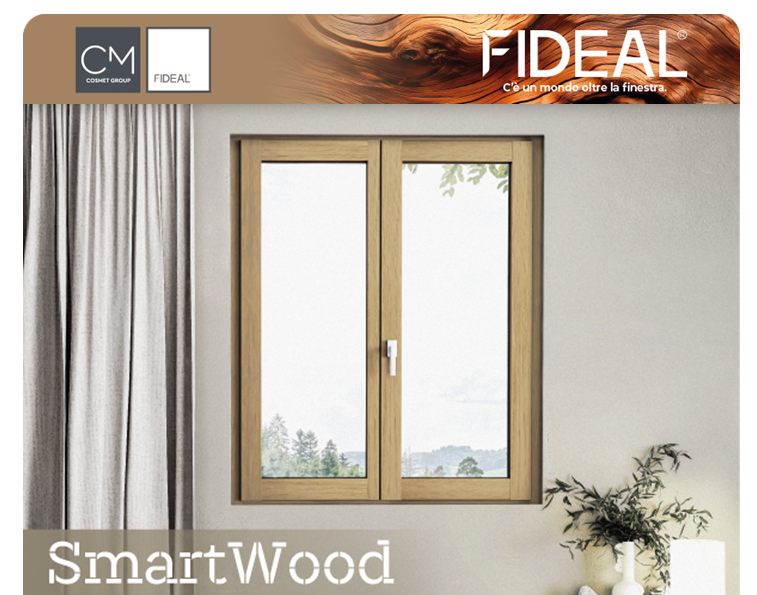 Finestra in legno a due ante in una stanza, con tende, vegetazione e il logo SmartWood.