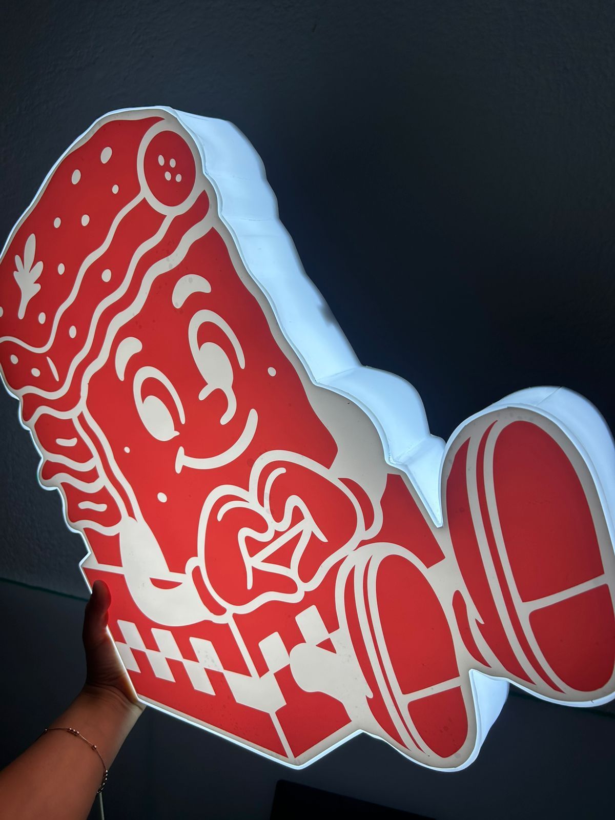 Primer plano de las letras de canal iluminadas 