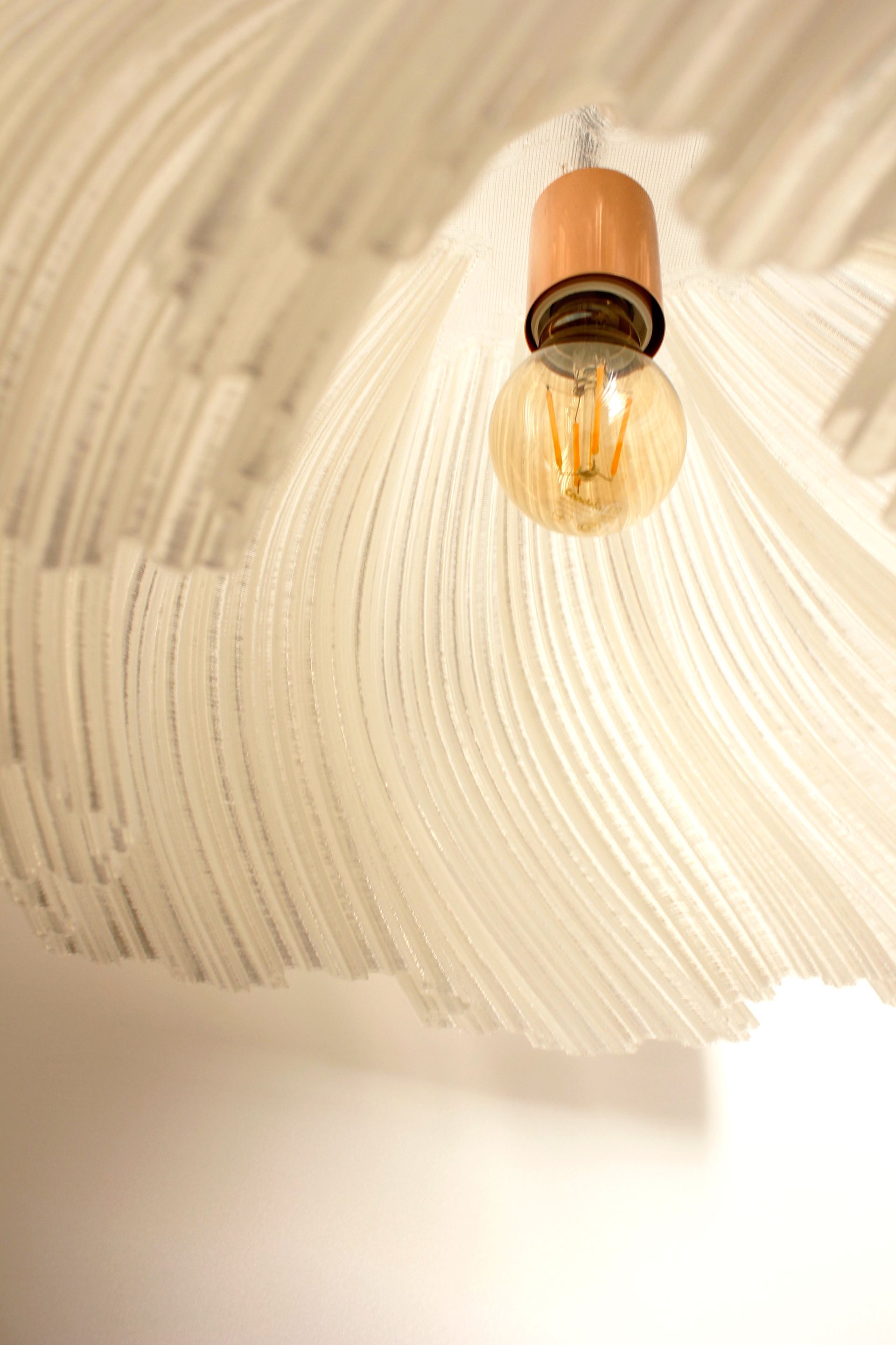 Una bombilla cuelga del techo de una habitación.