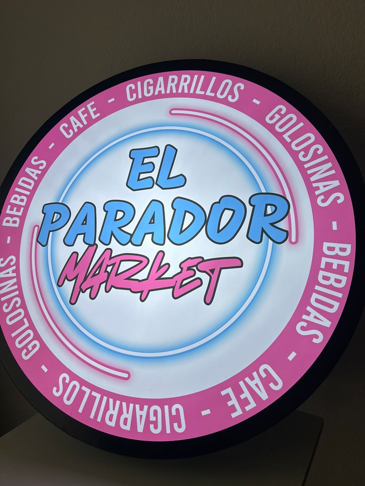 Una tienda llamada Eyelite está ubicada en un centro comercial.