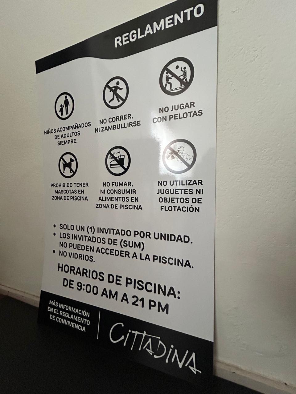 Letrero con las normas de la piscina
