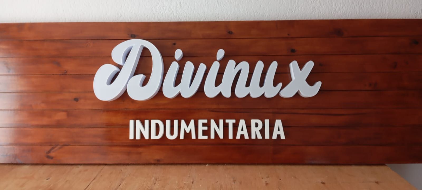 Letrero de madera con la palabra 