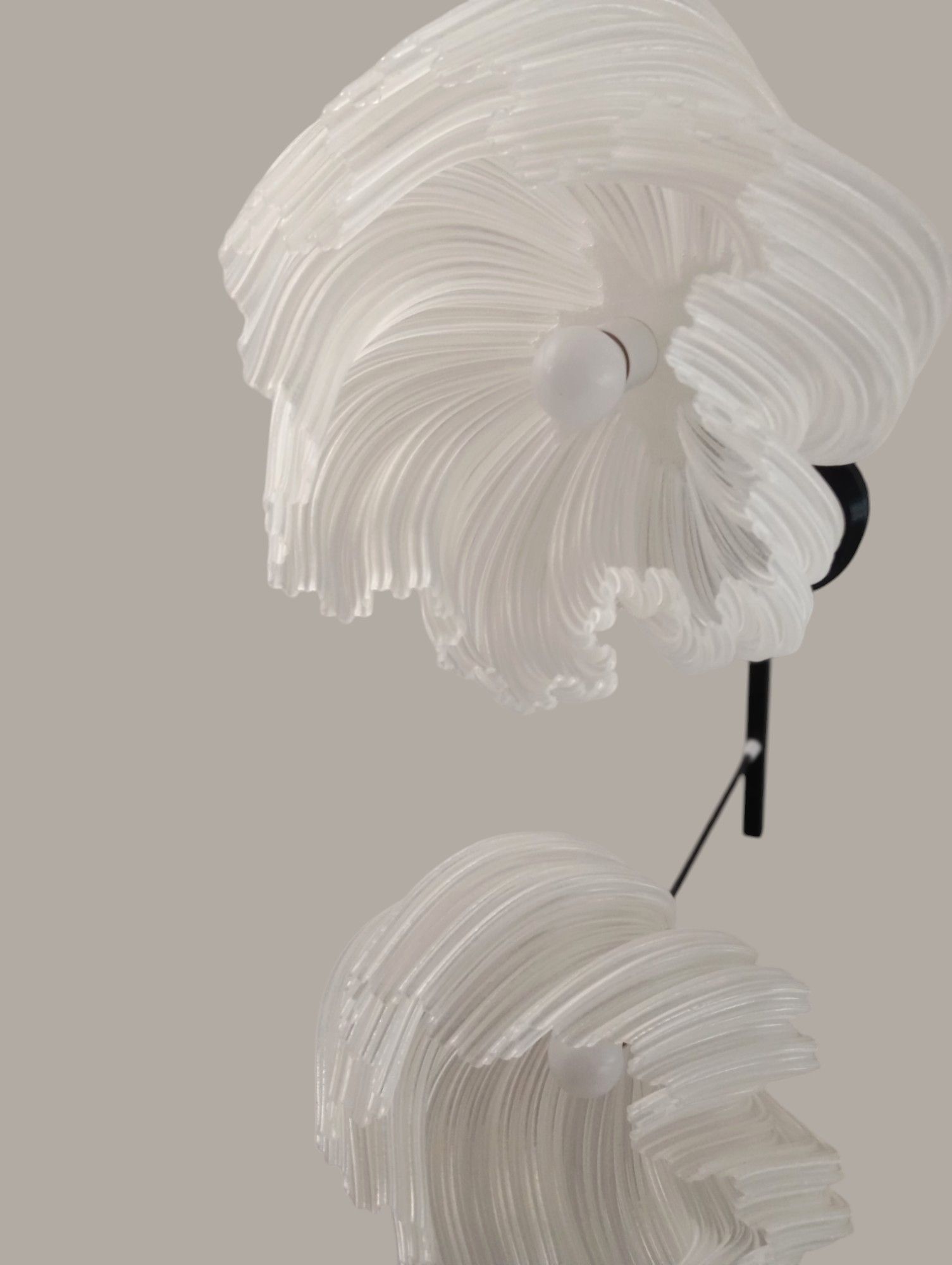 Parece una pintura de una flor con una luz dentro.