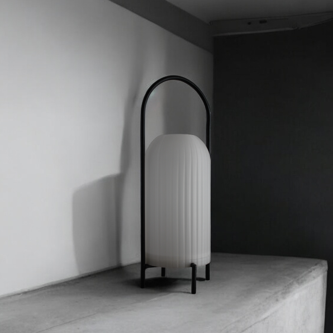 Una lámpara está sobre una mesa en una habitación oscura.