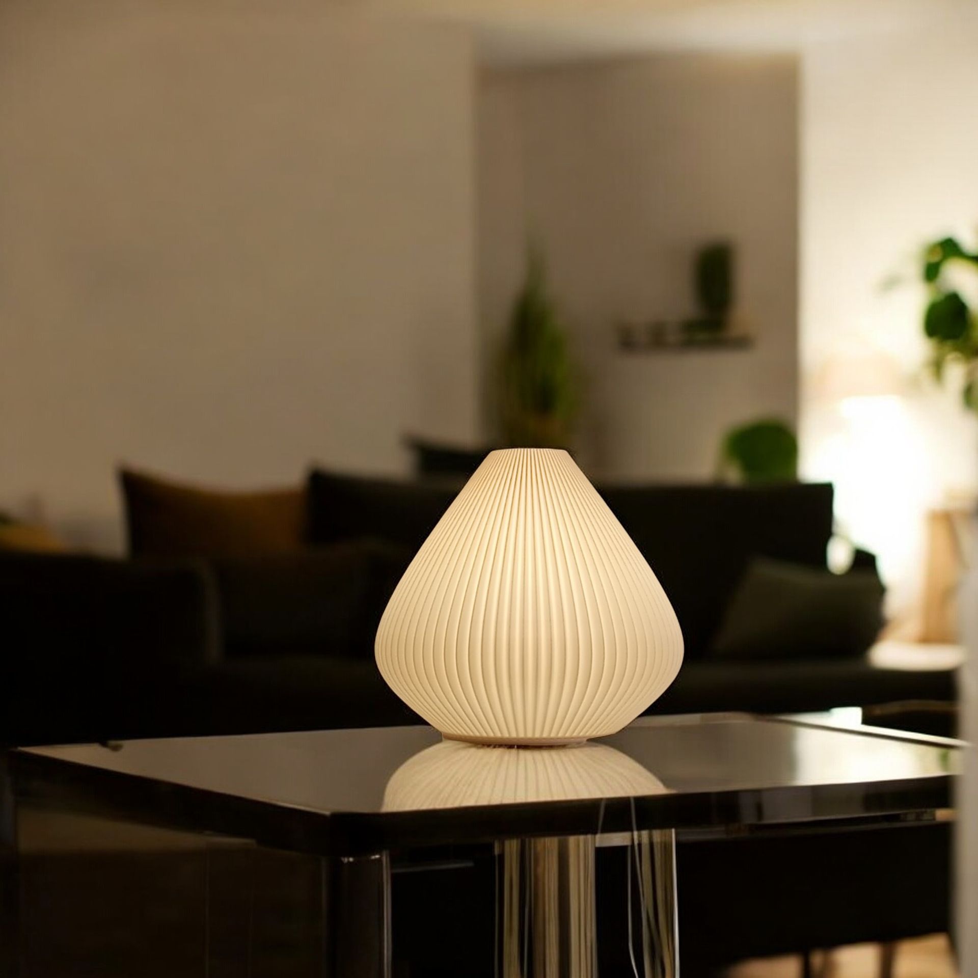 Una lámpara está sobre una mesa en una sala de estar.