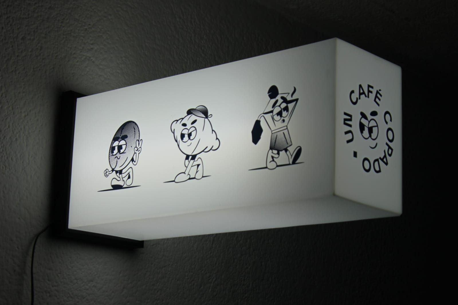 Caja blanca iluminada con personajes de dibujos animados; texto 