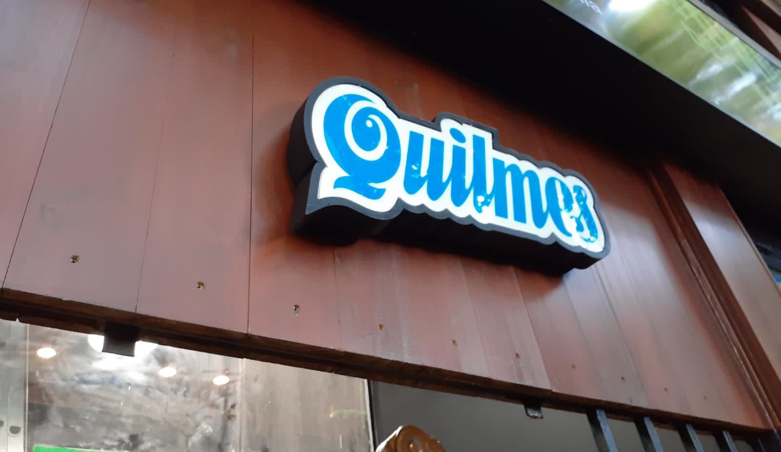 Un escaparate con un cartel que dice quilmes.