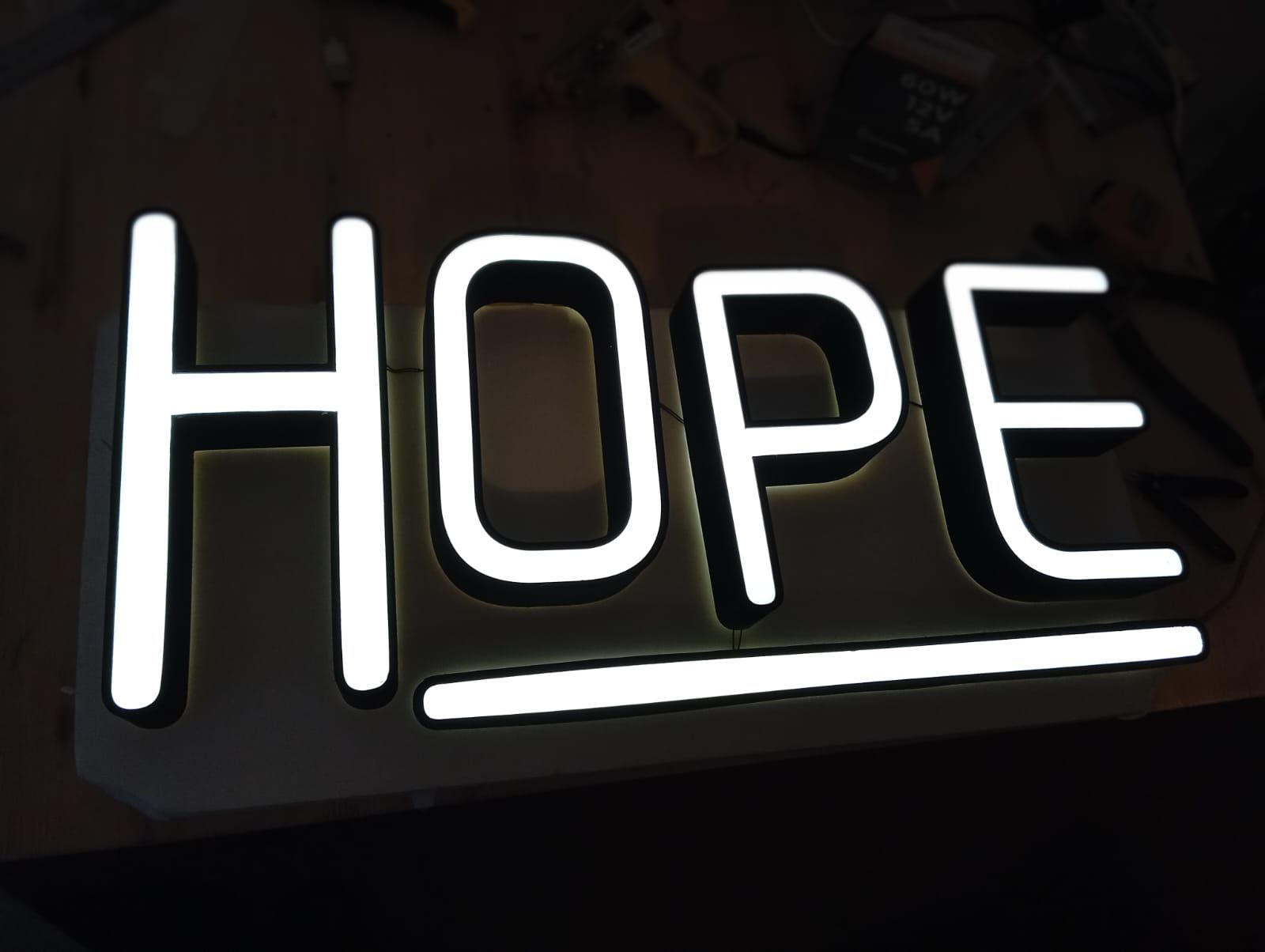 Un letrero de neón que dice esperanza.