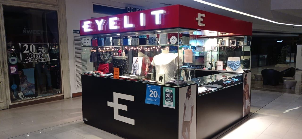 Una tienda llamada Eyelite está ubicada en un centro comercial.
