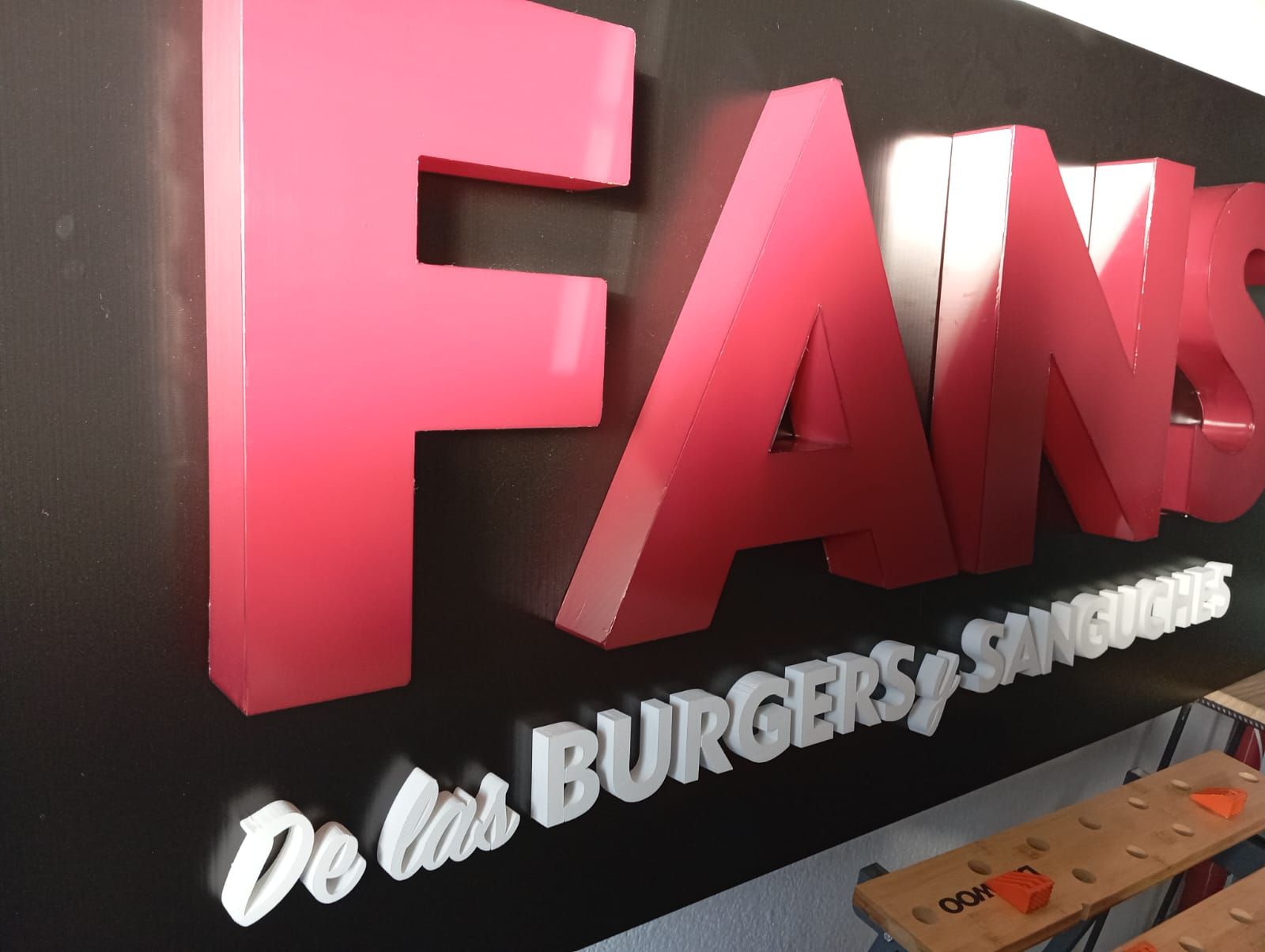 Un cartel que tiene la palabra fans.