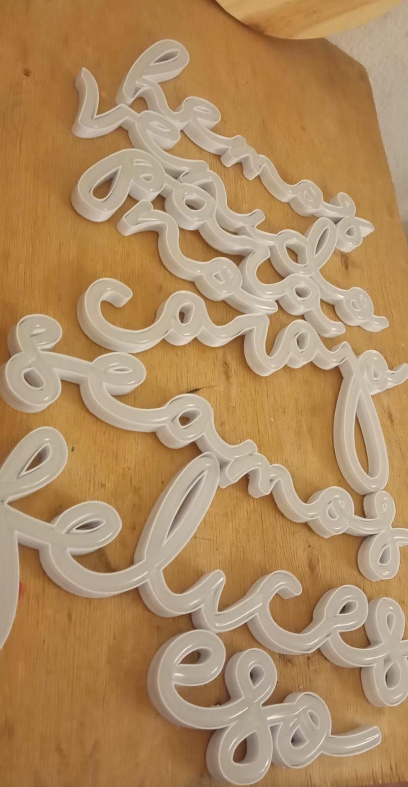 Un montón de letras blancas encima de una mesa de madera.